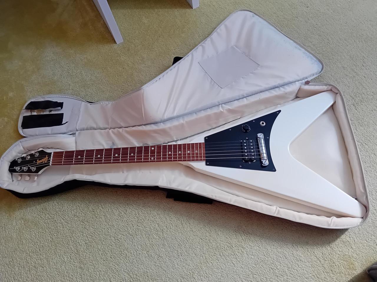 Prodám Gibson flyinv V melody maker