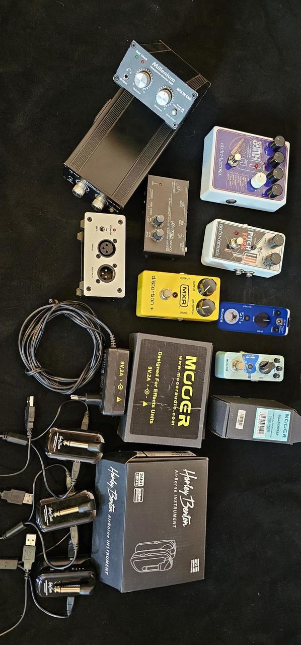 Efekty, vysílačky, .. SLEVA: MOOER, Harley Benton, Millenium