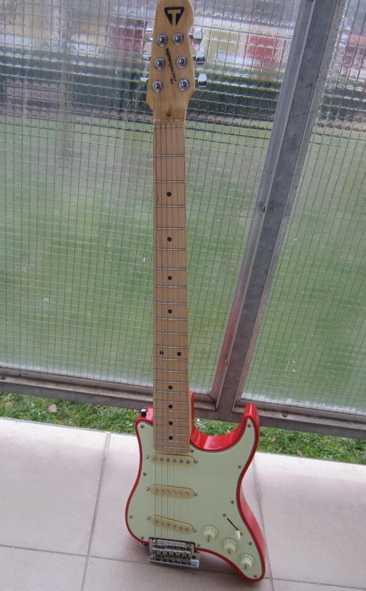 Travelcaster Deluxe Red Stratocaster + gigbag