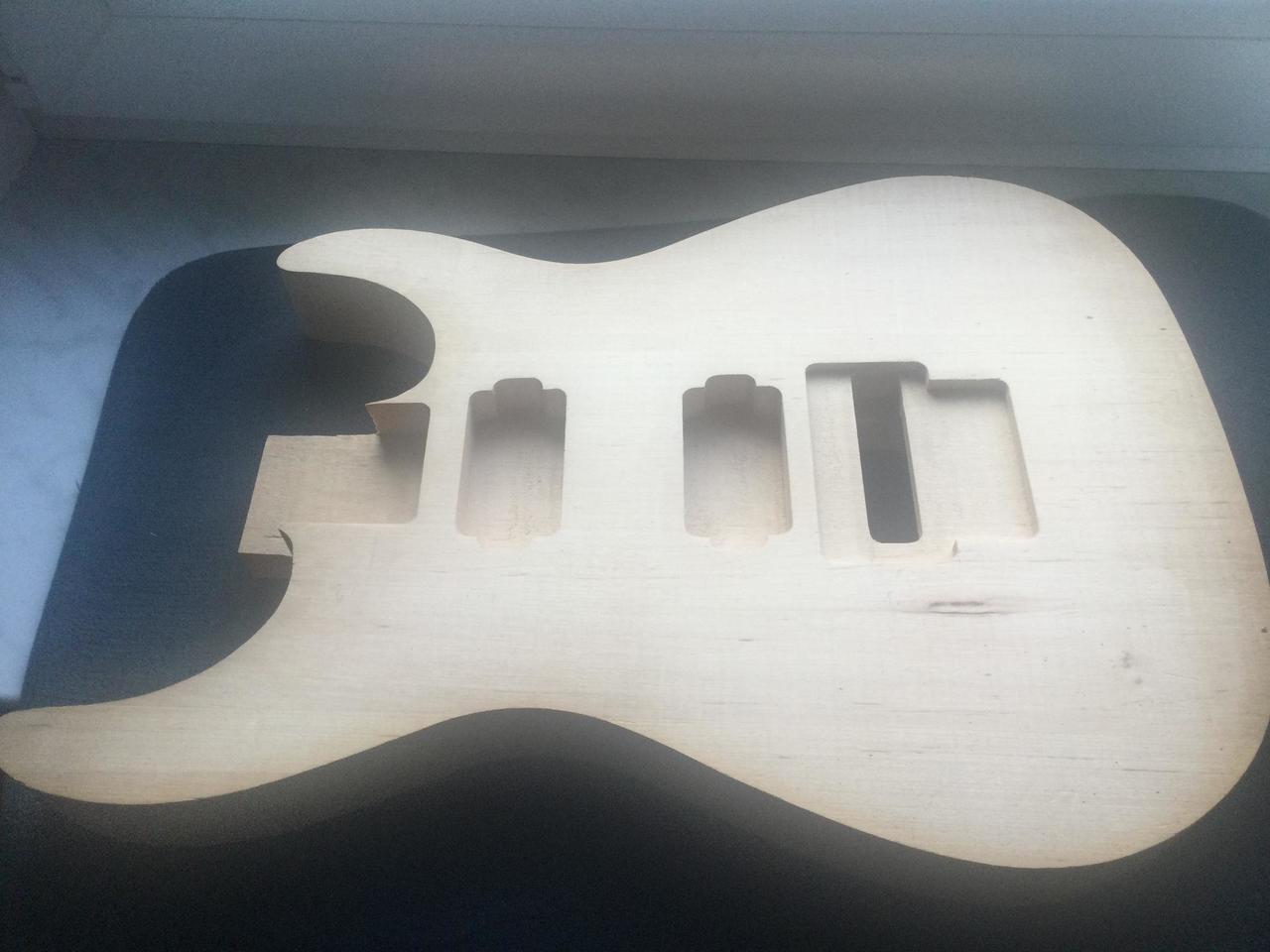 40 let staré kytarové korpusy jen ty co jsou na fotkách.!!!!