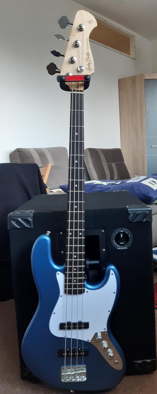 Držák kytary nebo baskytary k reprobedně či kombu s obalem