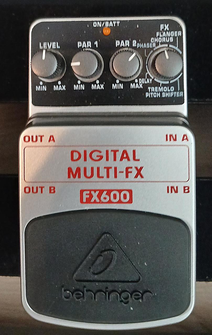 Behringer FX600 kytarový multiefekt