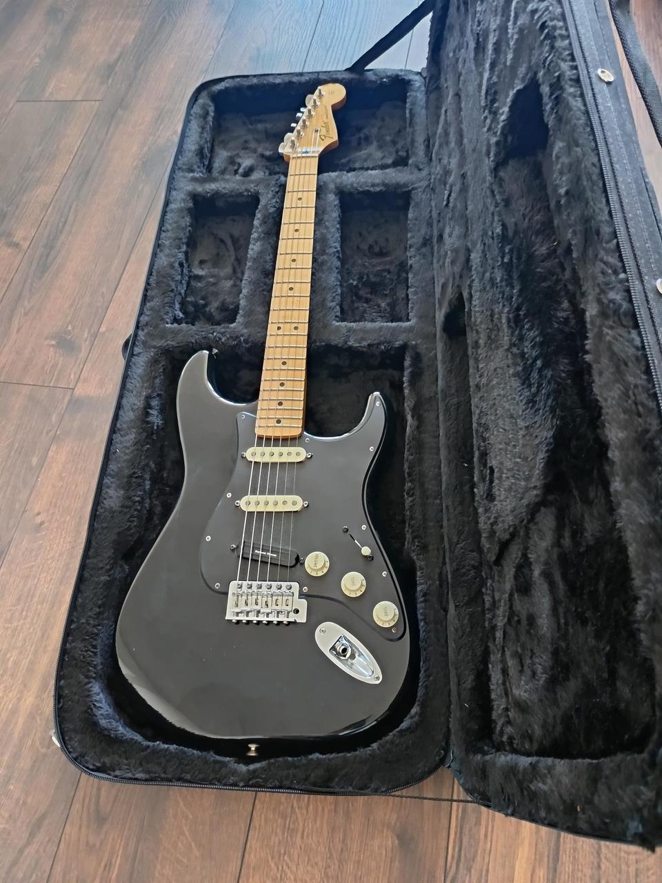 Fender Stratocaster 2011 MIM + case Razor