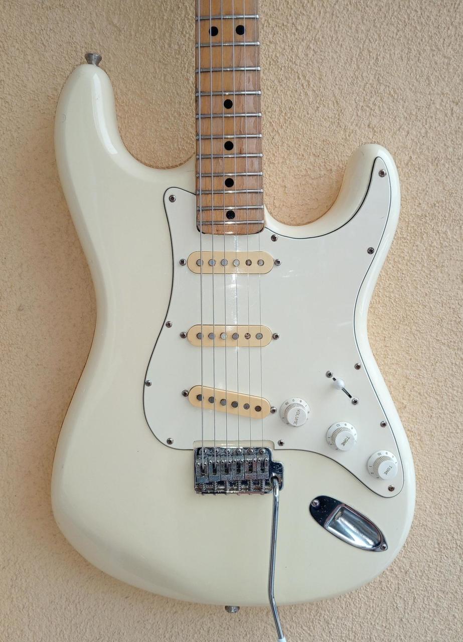 52 až 55 ročná  vintage Maya Stratocaster (70. roky)-Japan