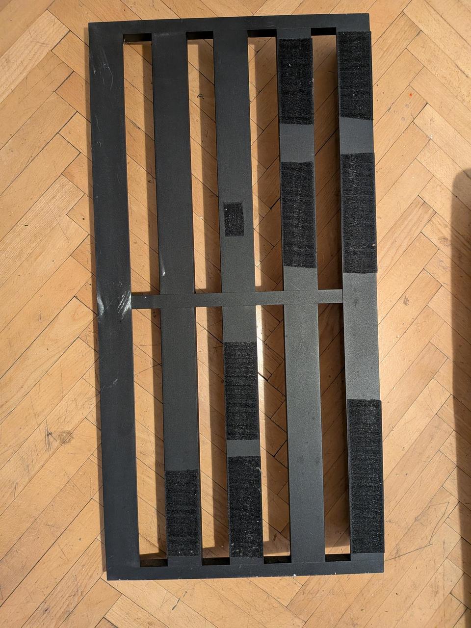 Predám veľký pedalboard RockBoard (80×40 cm) s obalom.