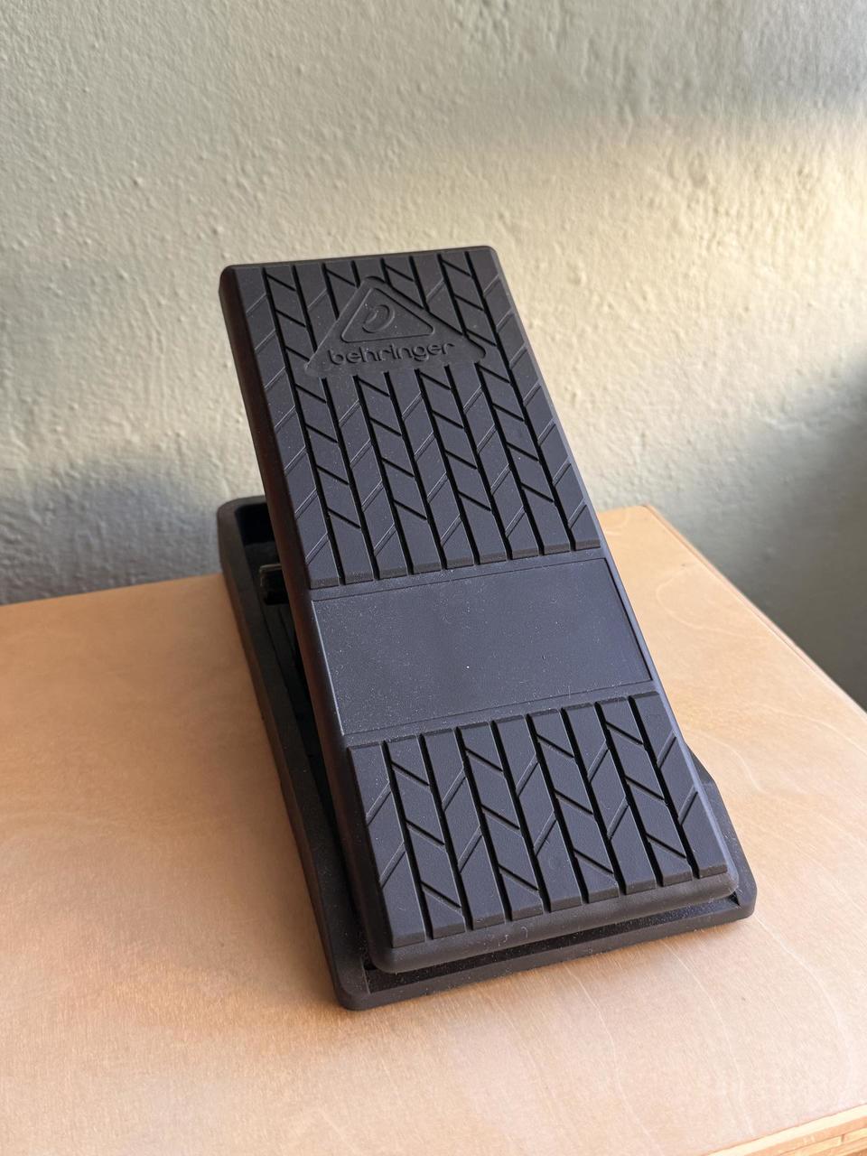 Volume pedal Behringer