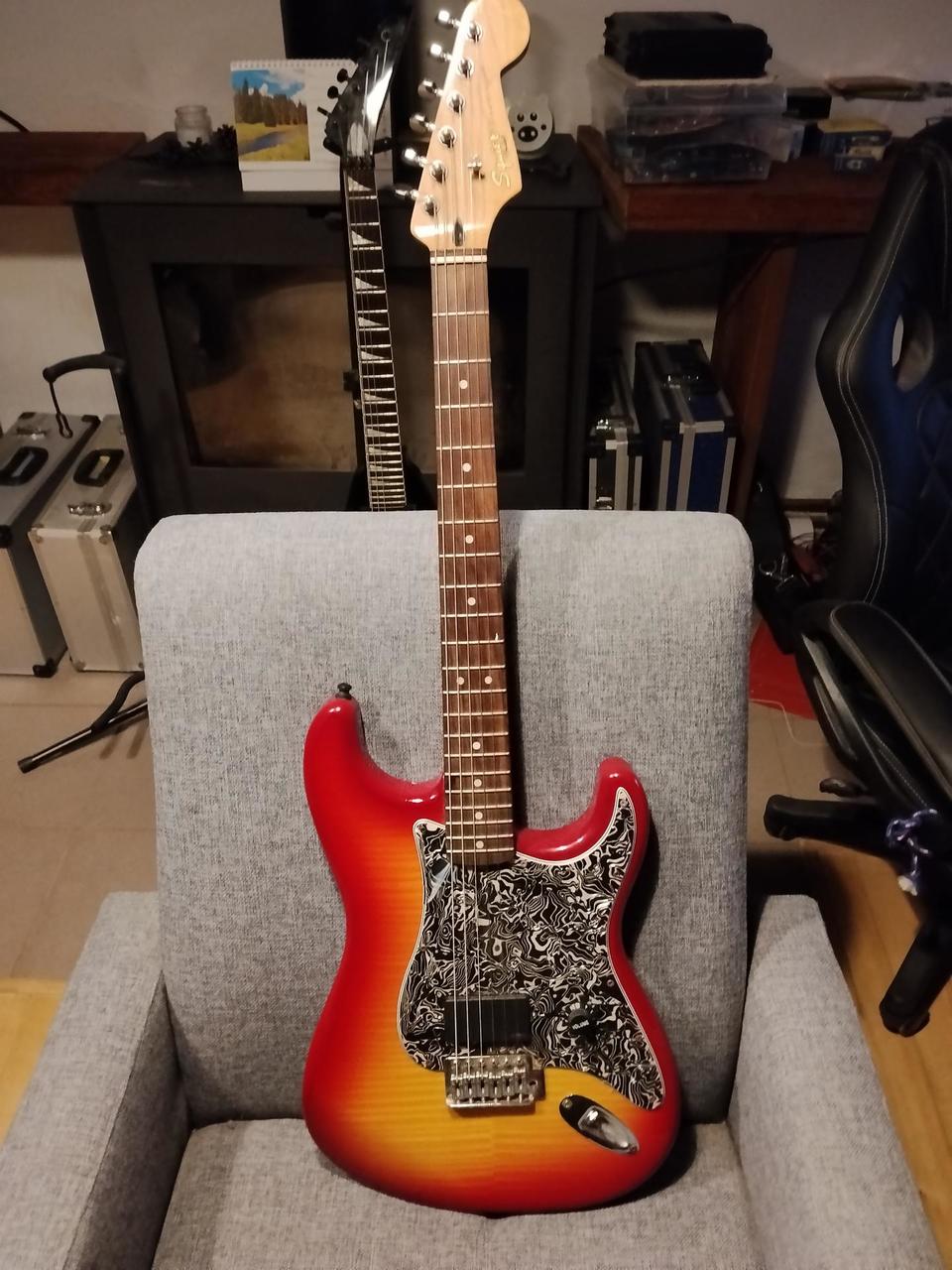 Squier Vintage Modified Strat Cherry Sunburs